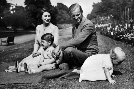 Prinz Philip und Königin Elizabeth II. mit den zwei ältesten Kindern Charles und Anne