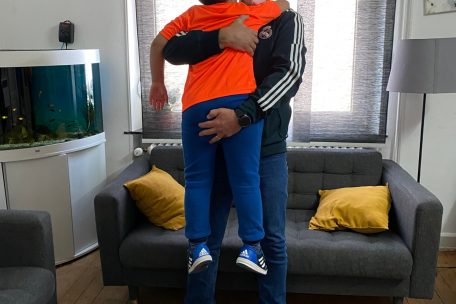 Qasim Alshimmry hält seinen jüngsten Sohn im Arm