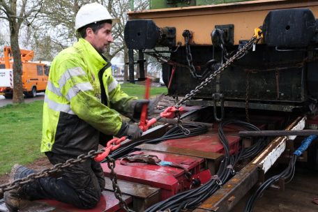 Bob Dick sichert die Elektrolokomotive vor dem Abtransport