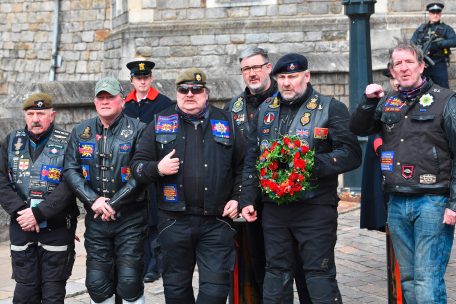 Mitglieder des Household Division Veteran Riders Club überbringen am 11. April 2021, zwei Tage nach dem Tod des britischen Prinzen Philip, Herzog von Edinburgh, im Alter von 99 Jahren, einen Trauerkranz auf Schloss Windsor in Windsor, westlich von London