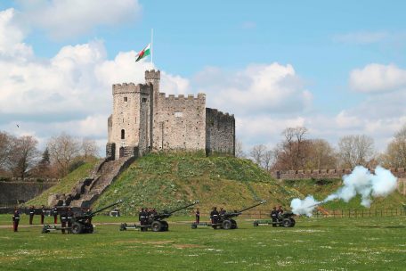 Der „Todesschusssalut“ wird vom 104. Regiment der Royal Artillery abgefeuert
