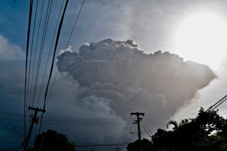 Eine Aschewolke steigt auf, nachdem der Vulkan La Soufrière auf der östlichen Karibikinsel St. Vincent ausgebrochen ist