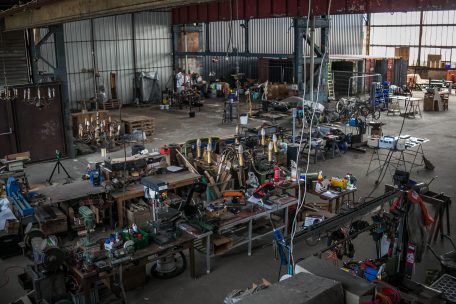 Momentan steht in der „Fondouq“-Halle ein Sammelsurium verschiedenster Materialien