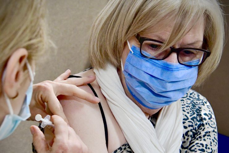 Reportage / Corona-Impfung für Frau W. – „Hoffentlich nicht AstraZeneca“