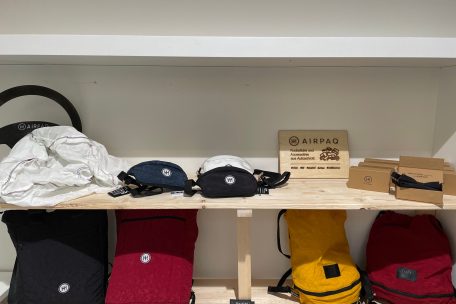 Diese besonderen Rucksäcke wurden aus Autoschrott angefertigt