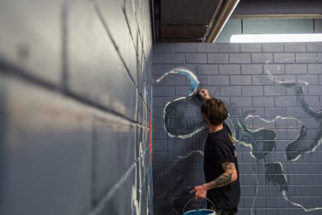 Jo Malano widmet sich in den Umkleiden dem Thema Wasser