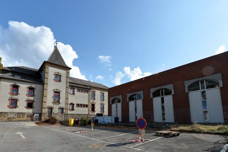 Die Sport- und Schwimmhalle stammt aus dem Jahr 1980 (r.). Mit dem Bau der anderen Schulgebäude (l.) auf dem „Strutzbierg“ wurde bereits Ende des 19. Jahrhunderts begonnen.