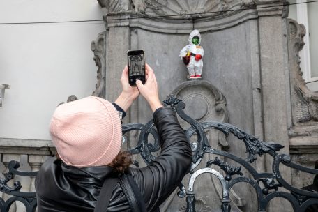 Man nässt sich ein vor Lachen: Sogar das Manneken Pis trägt Schutzanzug und Maske. Aber bald soll alles lockerer werden.