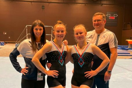 Die FLGym-Delegation beim Podiumtraining in Basel (v.l.n.r.): Domenica Camardella (Trainerin), Céleste Mordenti, Lola Schleich, Piotr Kopczynski (Trainer)