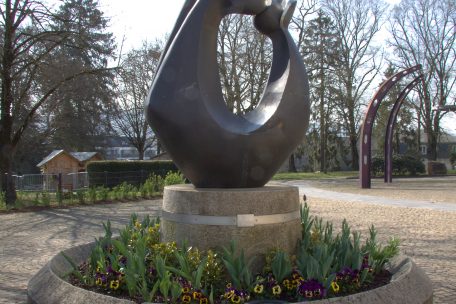 Die Skulptur mit dem Titel „Familie“ von Albert Hames steht vor dem Kayler Rathaus