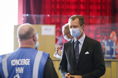 Corona-Pandemie / Großherzogliches Paar wurde im Impfzentrum auf dem Limpertsberg geimpft