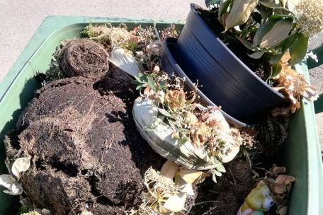 Der Mülleimer quillt über mit kaputten Blumen und Deko-Artikeln