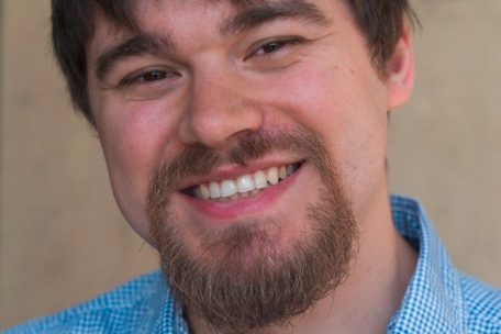 Jérôme Courtoy studierte Geschichte an der Universität Luxemburg und der Universität des Saarlandes. Seit 2018 ist er Historiker im „Musée national de la Résistance“ in Esch/Alzette.