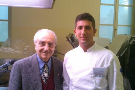 Maitre Gualtiero Marchesi, Gründer der ALMA – „Scuola Internazionale di Cucina Italiana“, mit Matteo Rossatto (r.)