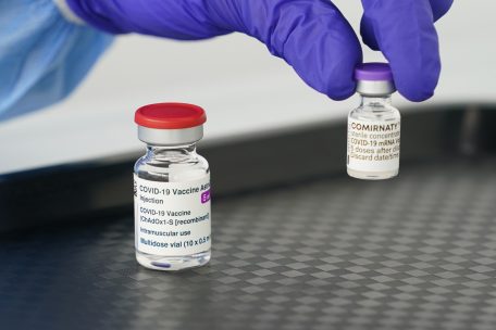 Impfungen / Vorteile von AstraZeneca überwiegen laut EMA in jedem Alter – Thrombosen im Schnitt bei einem von 100.000