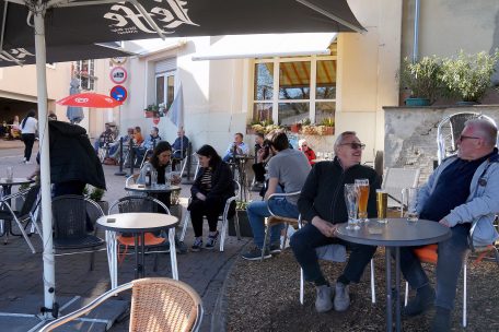 17.47 Uhr, Kultbistro „Café Queens“ in Wasserbillig: „Nach e leschte Patt!“