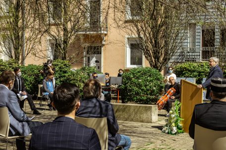 Bei der Gedenkfeier auf dem Escher Synagogen-Platz wurde auch Musik gespielt – unter anderm das Werk „Kol Nidrei“ von Max Bruch, das auf einem jüdischen Gebet basiert