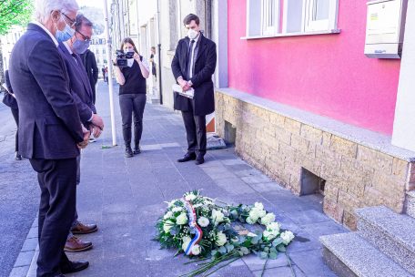 Nachdem die Stolpersteine gesetzt sind, wird innegehalten