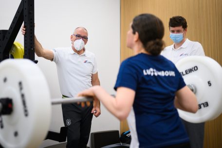 Spannung halten: Martin Zawieja (l.) und Jérôme Pauls achten auf eine saubere Ausführung der Kraftübungen