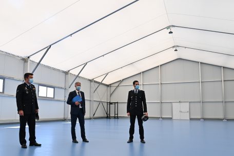 In einem Provisorium werden die Rekruten in den kommenden Monaten körperlich auf den Dienst am Bürger vorbereitet. Eine definitive Sporthalle soll in Kürze fertiggestellt werden.