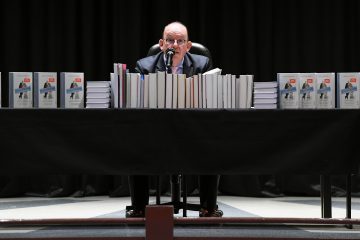 Denis Scheck bei der LiteraTour in Bettemburg / „Ärger mit dem Sparbuch“