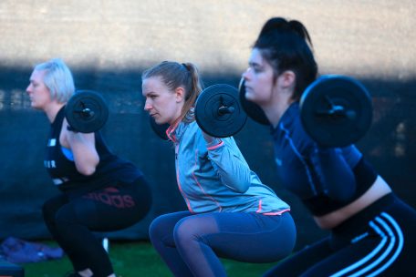 Regeln / Sportministerium stellt klar: Zwei Meter Abstand gelten auch für Betreuer