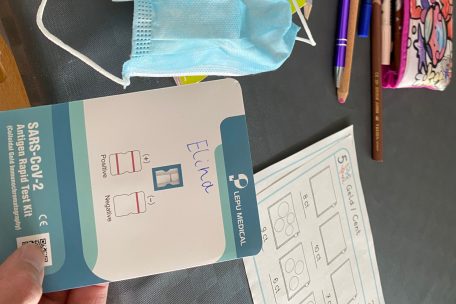 Nach 15 Minuten zeigt der Test nur einen Streifen an. Das Resultat ist negativ.