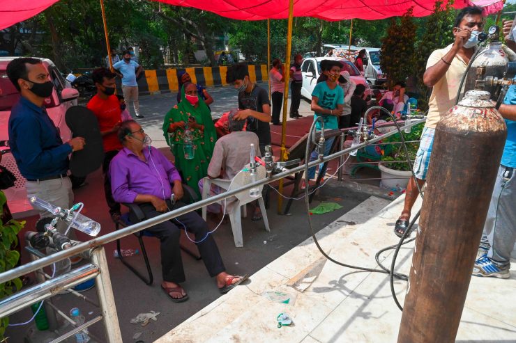 Indien / Eine Bank am Straßenrand statt ein Bett auf der Intensivstation