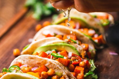 Grillen trifft Geselligkeit: Bei der mexikanischen Spezialität können alle aus der Grillrunde je nach Geschmack ihren eigenen Taco kreieren