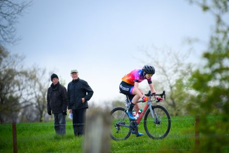 Nina Berton kämpfte und wurde auf der 1. Etappe 85.