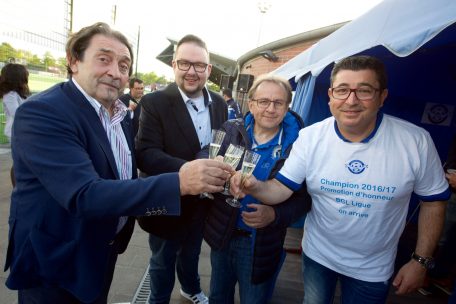 Aufstiegsfeier 2017: Pedro Ferreira mit den Escher Lokalpolitikern André Zwally, Christian Weis und Henri Hinterscheid (v.r.n.l.)