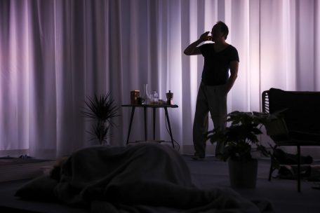 Den Thierry drénkt, an zwar ze vill an ze oft. Op säin Alkoholprobleem gëtt wärend der Handlung e puer Mol opmierksam gemaach.