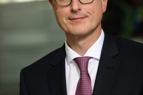 Frank Rückbrodt arbeitet seit über zwanzig Jahren in verschiedenen Funktionen im Deutsche-Bank-Konzern. 