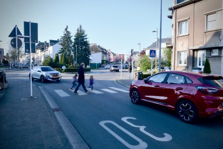 Der problematische Kreisverkehr in unmittelbarer Nähe zur Schule