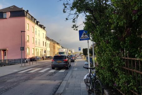 Schlecht beschildert: Der Zebrastreifen bei der Brücke über die Dipbech. Die Bushaltestelle befindet sich in dieser Fahrtrichtung zudem auf der Straße.
