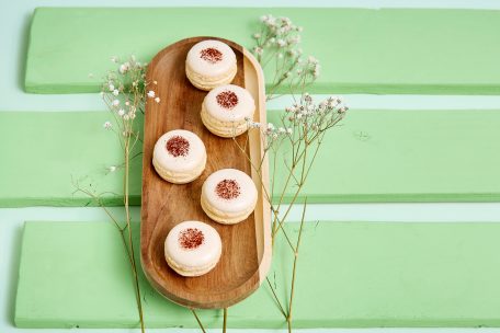 Die „Koa’o“-Linie mit Saft der Kakaofrucht besteht aus mehreren, teilweise veganen Kreationen. So wie die Macarons auf dem Bild, die eine echte geschmackliche Entdeckung sind, dank des fruchtig-frischen Kakaofruchtsafts und der Marzipan-Note in der cremigen Mandelpaste der Füllung.