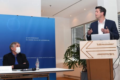 Dorthin führt der Weg ins Grüne: Der „Vëlosummer“ wird mit diesen Wegweisern bestückt, sehr zur Freude der Minister Lex Delles und François Bausch