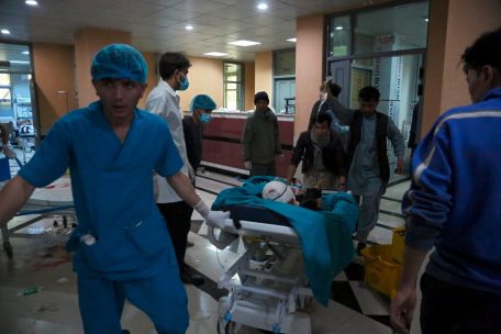 Nach der Schule der Tod / Bei einem Anschlag in Kabul mit dutzenden Toten sterben vor allem Mädchen