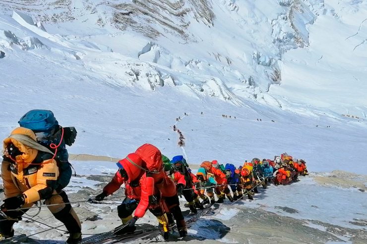 Editorial / Auch 25 Jahre nach dem Everest-Unglück geht das lebensbedrohliche Geschäft weiter 