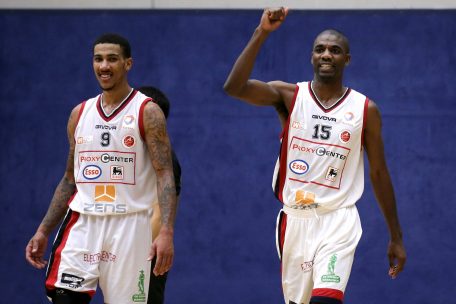 Mit den beiden US-Spielern Reggie Evans (l.) und Mike Jones (r.), der heute noch im Verein u.a. als Assistant-Coach tätig ist, gelang der Arantia 2013/14 die große Überraschung