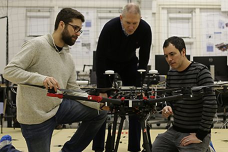 Prof. Dr. Holger Voos (Mitte), Prof. Dr. Miguel Olivares Mendez (rechts) und Mitarbeiter Jose Luis unterstützen das Projekt u.a. mit ihrem Drohnenlabor an der Universität Luxemburg