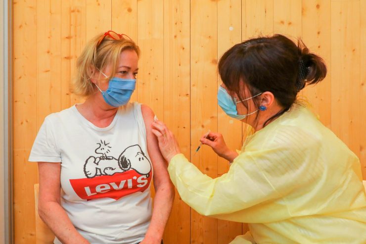 Luxemburg / Gesundheitsministerin Paulette Lenert erhält erste Impfdosis