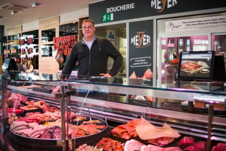Luc Meyer ist überzeugt: „Der Kunde soll herausfinden, wie gut das lokale, handwerklich zubereitete Fleisch schmeckt. Wir können mit den internationalen industriellen Produkten durchaus mithalten.“