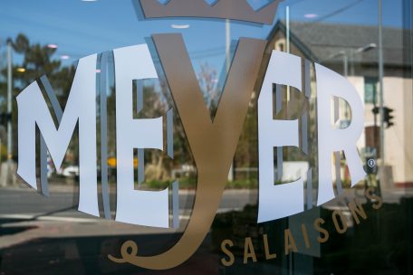 „C’est Meyer quand c’est bon“, sagt das neue Firmenlogo mit dem dekorativen Firmennamen, auf dem das gekrönte Ypsilon für die lokale Verankerung und das Label des „Fournisseur de la Cour” steht