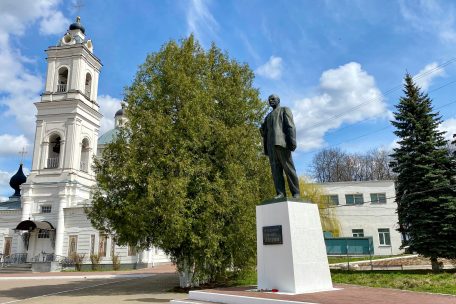 Leninplatz im Zentrum von Tarussa