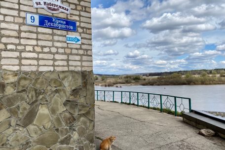 Beide Straßenschilder hängen bereits: Die Dekabristen-Straße soll in Ufer-Straße umbenannt werden.