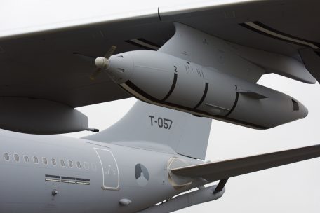 Die T-057 ist, wie die anderen Maschinen der Flotte auch, mit Abwehrsystemen und einer Tankvorrichtung ausgestattet