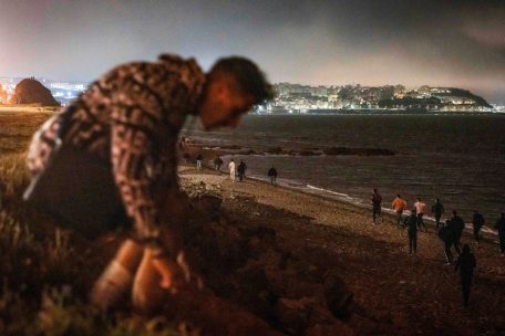 Marokko schaut weg  / Tausende Migranten überwinden Wassergrenze ins spanische Ceuta