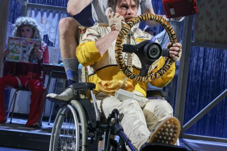 Scènes d’une folie tout à fait ordinaire: „Mendy – Das Wusical“ au Théâtre des Capucins