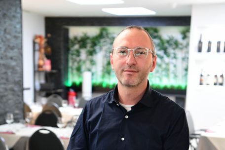 Dario Porro, Restaurantleiter des „Mamma Mia“, liefert ebenfalls mehr Essen aus, als er im Gastraum serviert